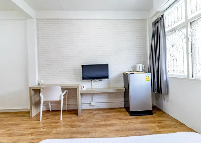 Ze Residence Bang Aor Station